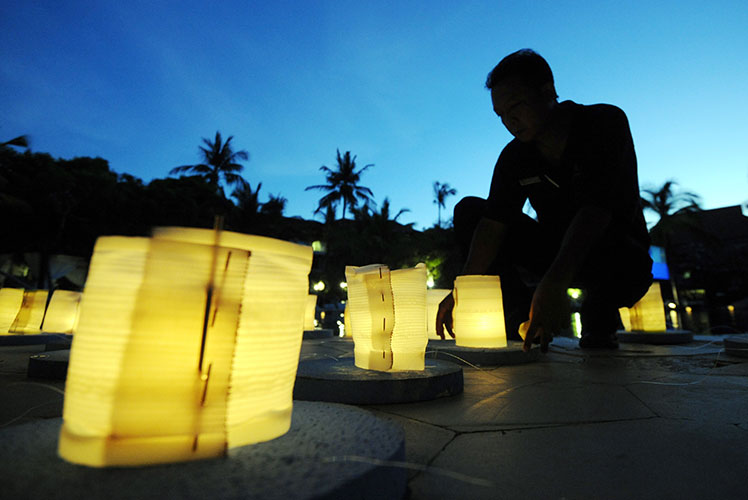 Balinese men burn lanterns during Earth Hour last year. Source: Getty