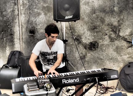 newdaily_150414_somethingblue1