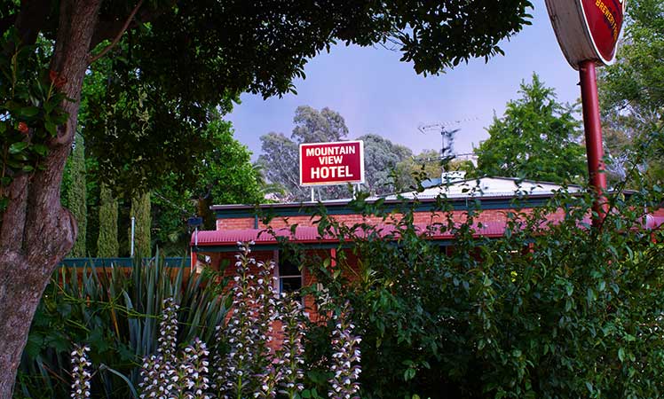 02-Mountain-View-Hotel,-front,-VIC-