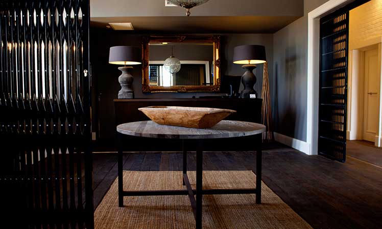 05-Perry-Street-Lobby,-Mudgee,-NSW-