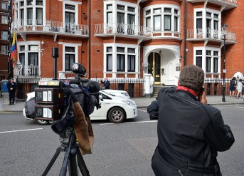 julian-assange-embassy