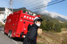 Rescue team workers rush to Mt. Ontake. Picture: Getty