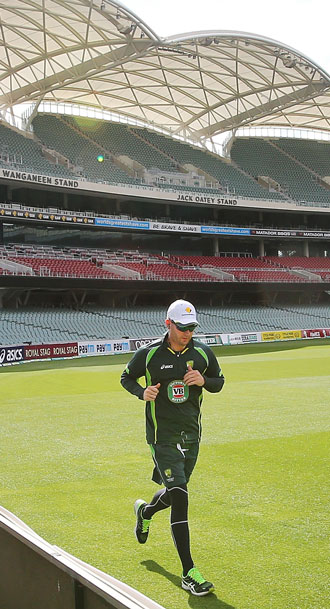 Michael Clarke tests out his dodgy hamstring. Photo: Getty