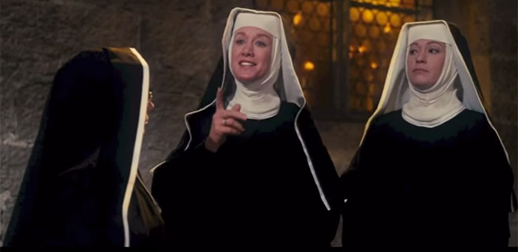 Marni Nixon (centre,) singing 'Maria'. 