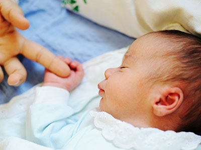 baby-hand-100615-new-daily
