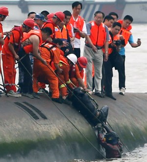 Divers extract a passenger from the river.