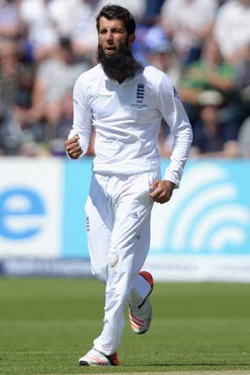 Moeen Ali celebrates taking the wicket of Steve Smith for 33. Photo: Getty