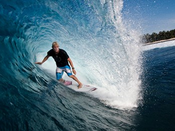 SURFING MICK FANNING