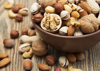 Raw nuts are a good hunger killer. Photo: Shutterstock.