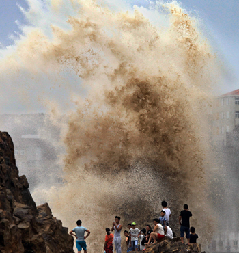 Residents gather to see huge waves stirred up by the typhoon in Wenling, east China's Zhejiang province.