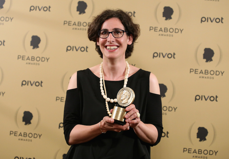 Serial host Sarah Koenig poses with her Peabody Award. Photo: Getty