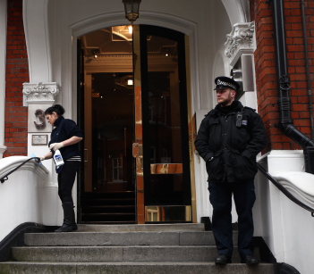 police officer assange ecuador embassy