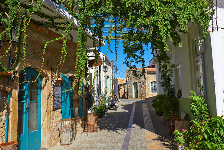 Steven Hall was travelling through Crete in Greece when he had an eerie experience.