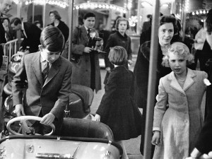LONDRES, ROYAUME-UNI - 18 DECEMBRE: Le Prince Charles pret a s'asseoir dans une auto-tamponneuse et la Princesse Anne en cherche une, lors de la fete foraine a Olympia, le 18 decembre 1959 a Londres, Royaume-Uni. (Photo by Keystone-FranceGamma-Rapho via Getty Images)