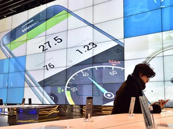 A woman looks at Samsung Electronics' Galaxy Note5 at the company's showroom in Seoul on January 28, 2016. Slowing global demand for smartphones as well as memory chips dealt a blow to Samsung Electronics as it reported a 40 percent on-year drop in fourth-quarter net profit. AFP PHOTO / JUNG YEON-JE / AFP / JUNG YEON-JE (Photo credit should read JUNG YEON-JE/AFP/Getty Images)