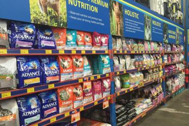 Owners, vets and the cat food industry have been left wondering about which brands are harmful. Photo: ABC