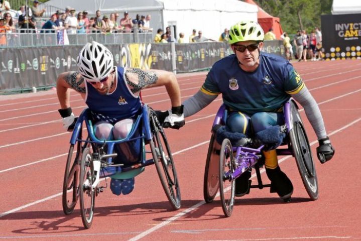 Mark Urquhart helps US veteran Stephen Simmons across the finish line. Photo: ABC