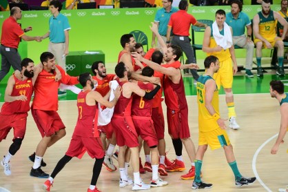 Spanish players celebrate after their one–point win against the Boomers. Photo: EMMANUEL DUNAND/AFP/Getty