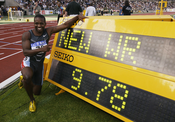 Tim Montgomery celebrates his world record. Photo: Getty