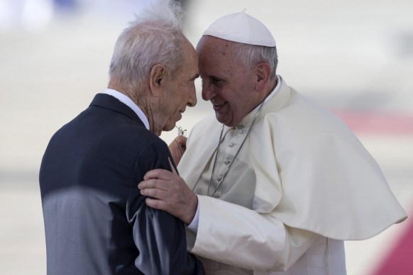 Pope Francis embraces Shimon Peres at Ben Gurion airport in 2014.