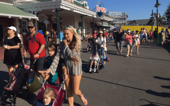 dreamworld-crowd
