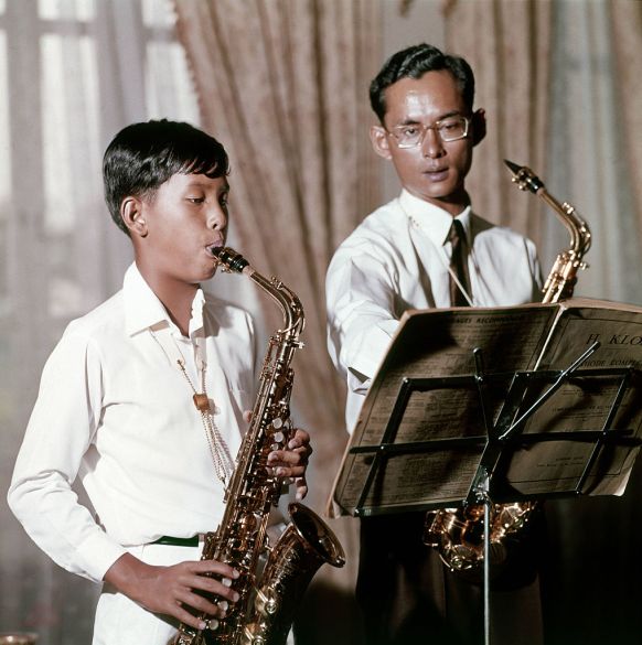 King Bhumibol and Prince Vajirlongkorn playing the saxophones. 