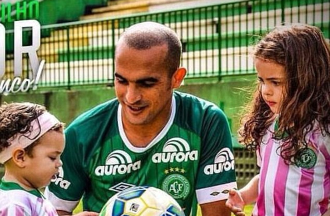 Chapecoense player Gil with his daughters