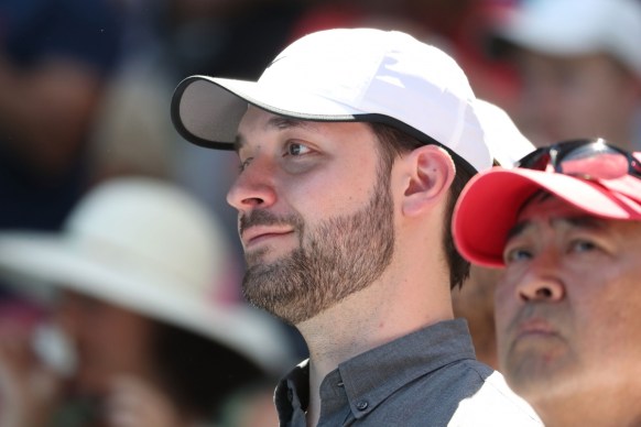 Jo-Wilfried Tsonga ballgirl