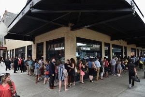 Samsung customers line up to get their hands on the Samsung Galaxy Note7. Soon after the phone was recalled.