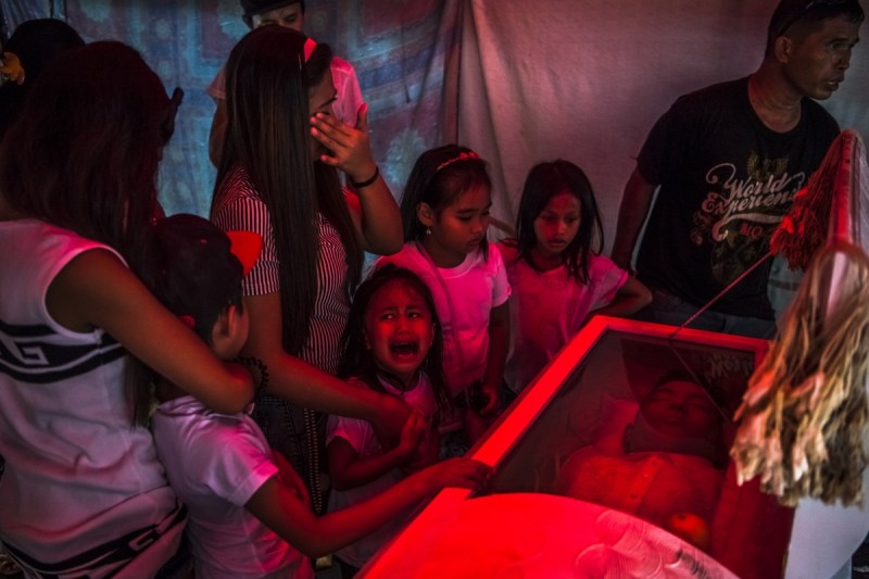 Australian photographer Daniel Berehulak took out the general news stories prize for his work commissioned by The New York Times. This image shows six-year-old Jimji crying before workers move the body of her father in Manila, Philippines. Photo: Daniel Berehulak
