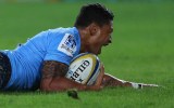 Israel Folau scores for the Waratahs.