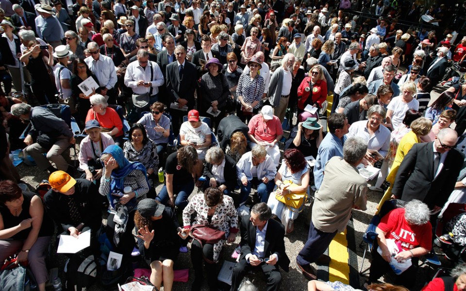 whitlam-memorial-crowd