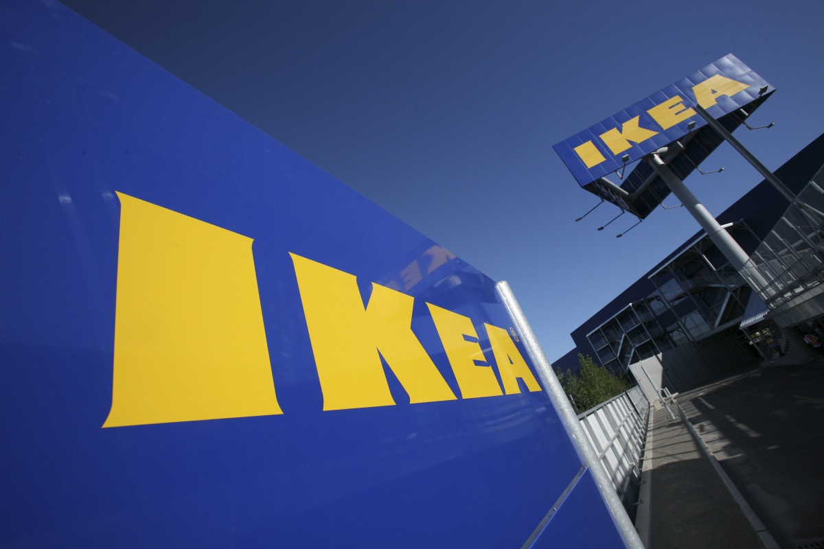 Lifehunters place cheap IKEA painting into art museum