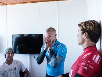 SURFING MICK FANNING SHARK ATTACK SOUTH AFRICA