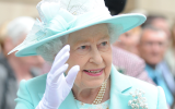 getty queen elisabeth II waves