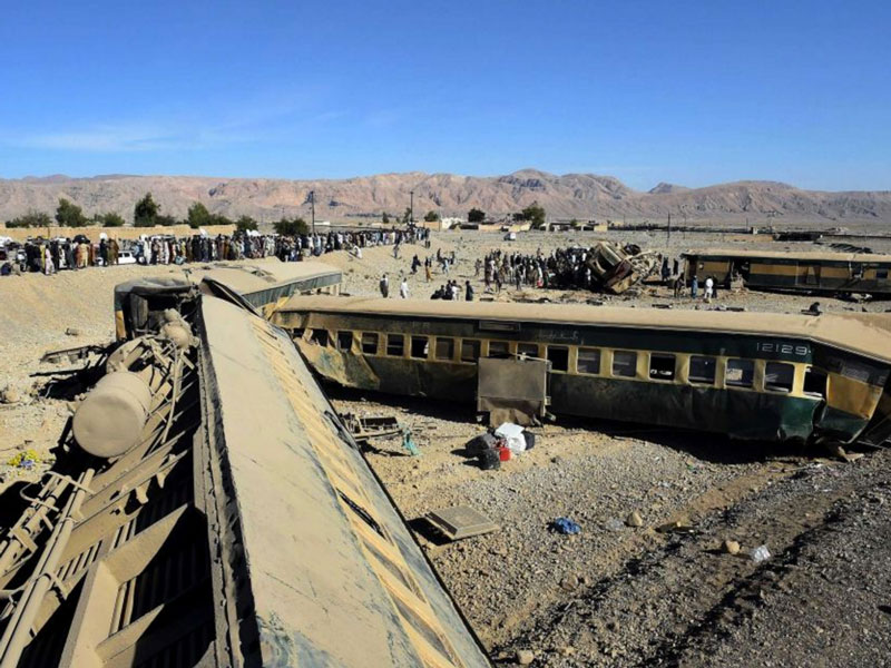Pakistan train derails