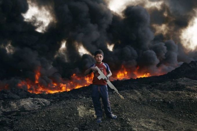 Mosul oil fields burn