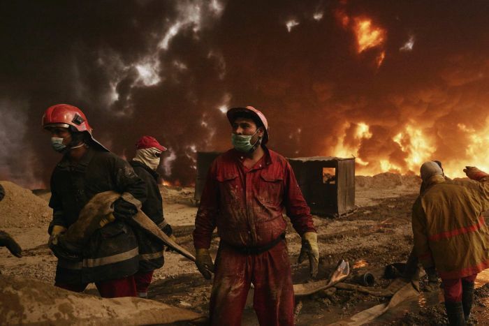 Mosul oil fields burn
