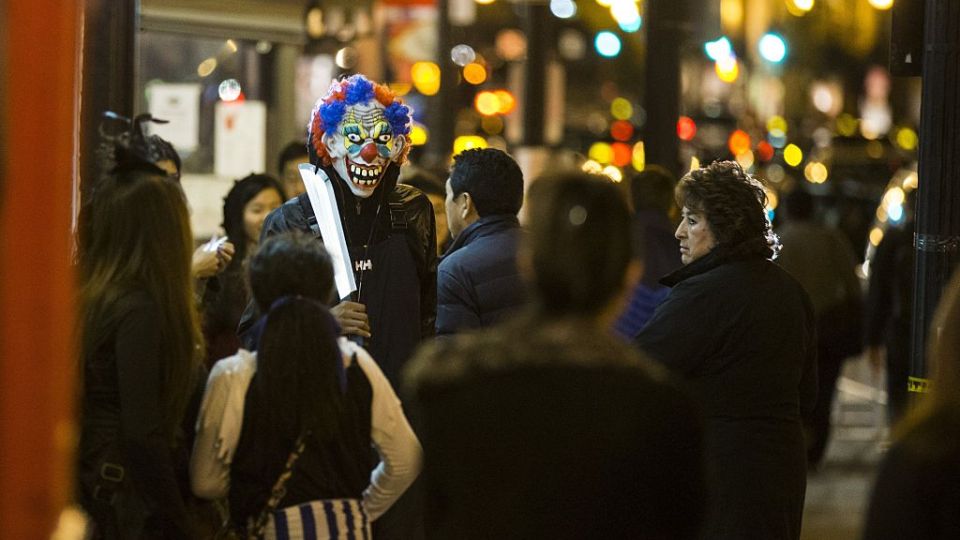 WASHINGTON, USA - OCTOBER 31: A creepy clown walks down the sidewalk during Halloween in the Georgetown neighborhood of Washington, USA on October 31, 2015. (Photo by Samuel Corum/Anadolu Agency/Getty Images)