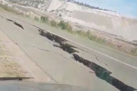 Earthquake-like road crack near Moura