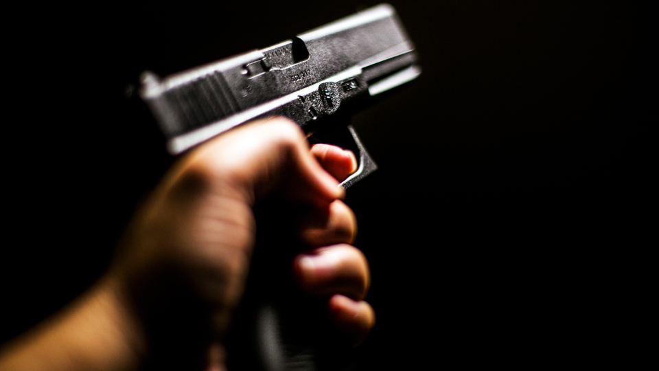 hand holding gun