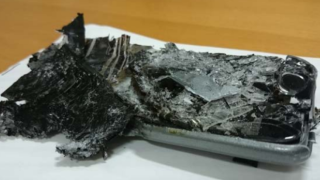 crushed smartphone qantas flight