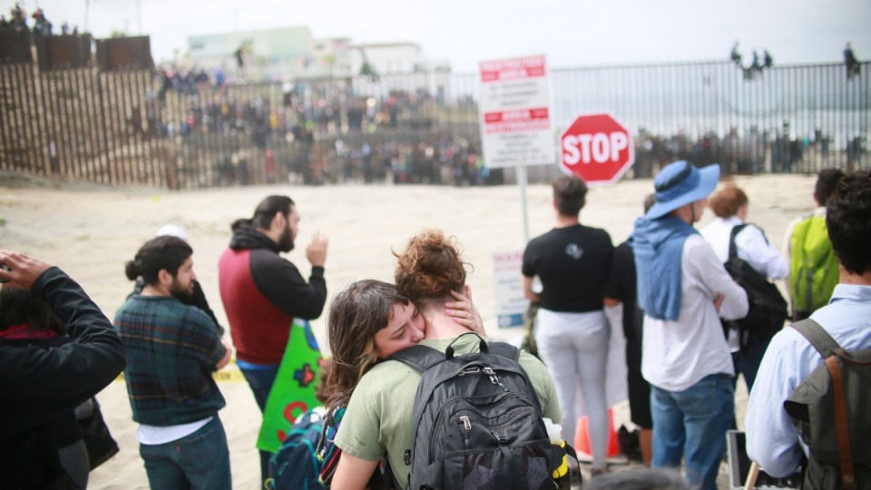 donald trump tries to stop migrant caravan