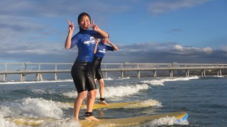 chinese-tourists-australia-surfing