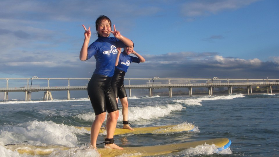 chinese-tourists-australia-surfing
