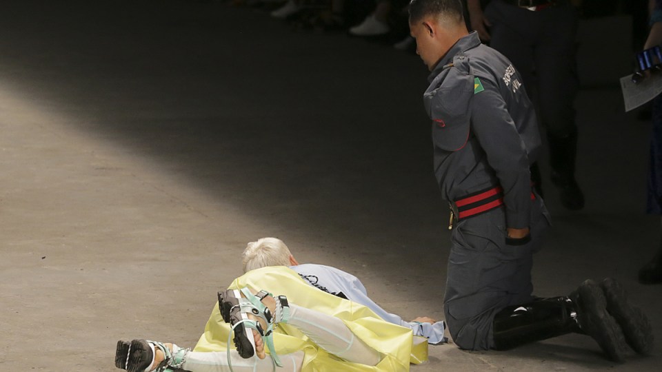 model dies catwalk