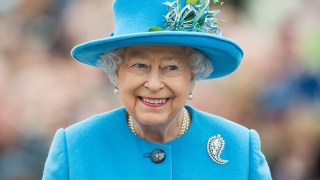 queen statue