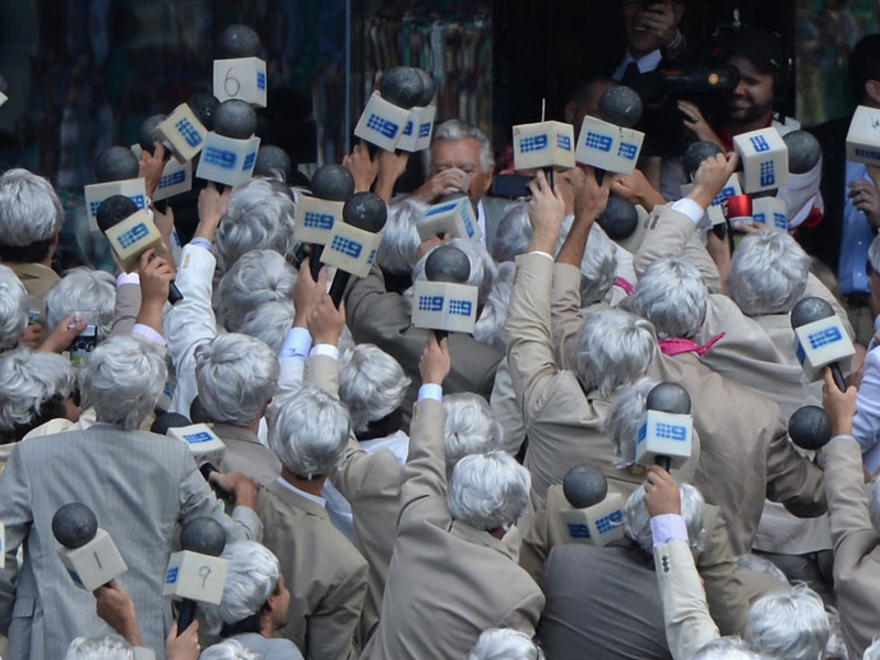 Bob Hawke drinking beer SCG