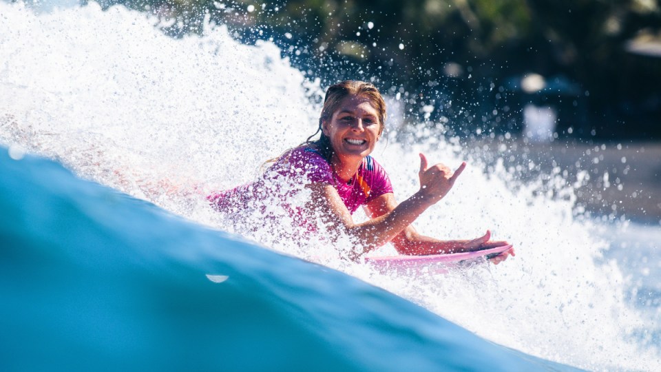 stephanie-gilmore-surfing