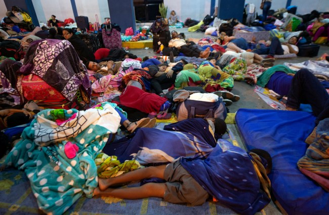 Venezuelan migrants wait to get a refugee application at the Peruvian border. Photo: Getty
